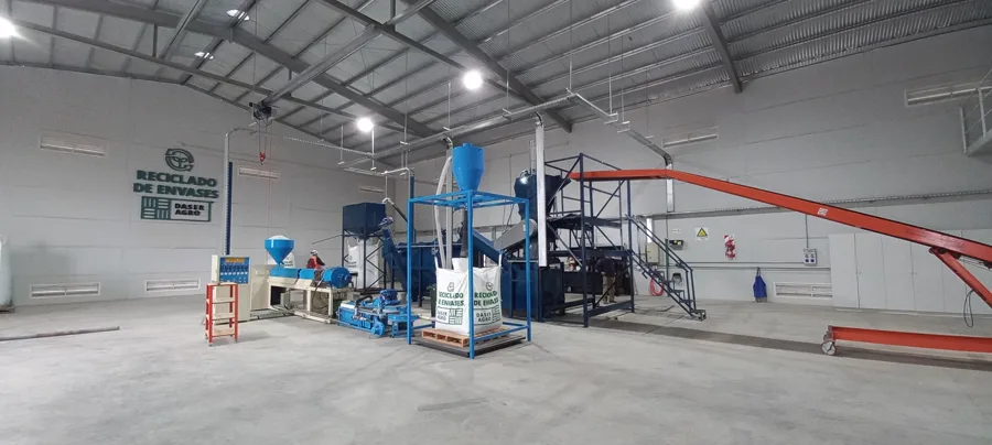 Línea de reciclado de envases en planta